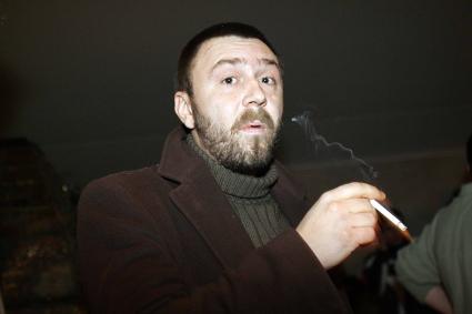 Шнуров Сергей Владимирович (сценический псевдоним Шнур; 13 апреля 1973, Ленинград, СССР) - российский рок-музыкант, лидер групп Ленинград и Рубль. Также выпускал сольные альбомы, снимался в кино, был ведущим передач Окопная жизнь и Шнур вокруг света, писал музыку для фильмов.