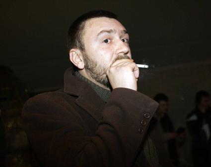 Шнуров Сергей Владимирович (сценический псевдоним Шнур ; 13 апреля 1973, Ленинград, СССР) . российский рок-музыкант, лидер групп Ленинград и Рубль . Также выпускал сольные альбомы, снимался в кино, был ведущим передач Окопная жизнь и Шнур вокруг света , писал музыку для фильмов.