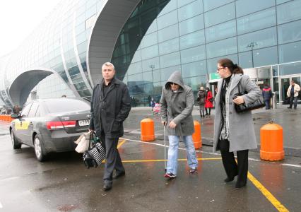 Пострадавший после падения со сцены на киевском концерте Николай Басков вынужден ходить с палкой.