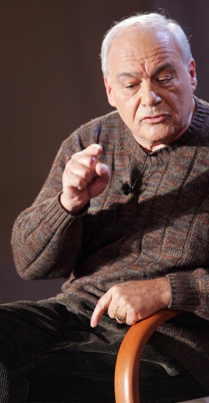 Познер Владимир Владимирович (1 апреля 1934, Париж) . известный советский и российский тележурналист, президент Академии российского телевидения (1994.2008). Имеет тройное гражданство России, США и Франции. Помимо русского, в совершенстве владеет французским и английским языками.