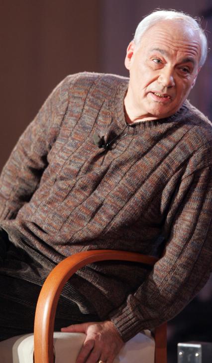 Познер Владимир Владимирович (1 апреля 1934, Париж) . известный советский и российский тележурналист, президент Академии российского телевидения (1994.2008). Имеет тройное гражданство России, США и Франции. Помимо русского, в совершенстве владеет французским и английским языками.