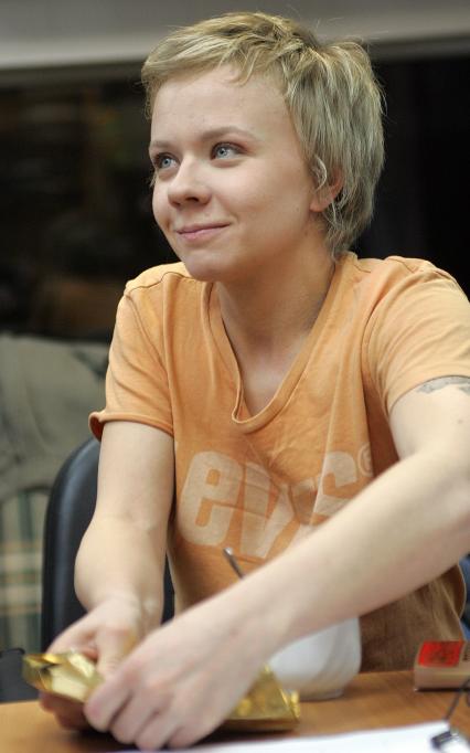 Перова Елена Вячеславовна (24 июня 1976, Москва) . российская певица, телеведущая, музыкант, актриса, автор песен.