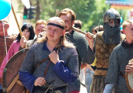 воспитанники военно-исторического клуба в рыцарских доспехах