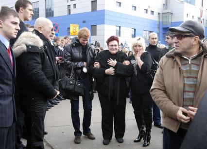 Знаменитости прибыли в Видное, чтобы проводить бизнесмена Шабтая Калмановича в последний путь.