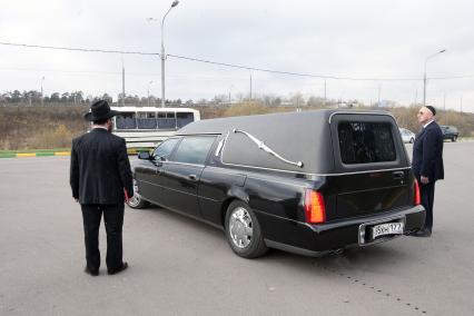 Знаменитости прибыли в Видное, чтобы проводить бизнесмена Шабтая Калмановича в последний путь.