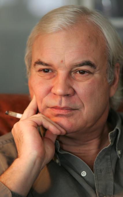 Молчанов Владимир Кириллович . автор и ведущий телепрограммы До и после полуночи в конце 1980-х . начале 1990-х годов на советском телевидении.