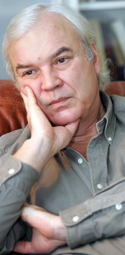 Молчанов Владимир Кириллович . автор и ведущий телепрограммы До и после полуночи в конце 1980-х . начале 1990-х годов на советском телевидении.