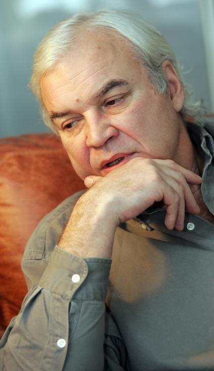 Молчанов Владимир Кириллович . автор и ведущий телепрограммы До и после полуночи в конце 1980-х . начале 1990-х годов на советском телевидении.