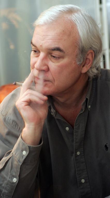 Молчанов Владимир Кириллович . автор и ведущий телепрограммы До и после полуночи в конце 1980-х . начале 1990-х годов на советском телевидении.