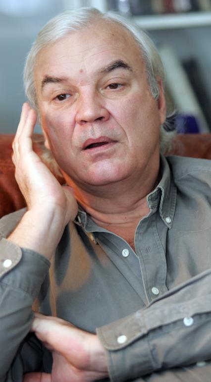 Молчанов Владимир Кириллович . автор и ведущий телепрограммы До и после полуночи в конце 1980-х . начале 1990-х годов на советском телевидении.