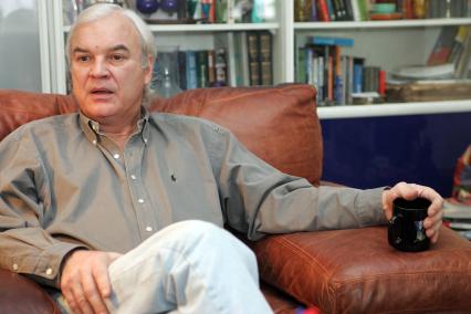 Молчанов Владимир Кириллович . автор и ведущий телепрограммы До и после полуночи в конце 1980-х . начале 1990-х годов на советском телевидении.