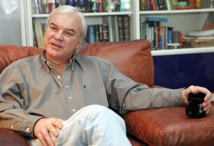 Молчанов Владимир Кириллович . автор и ведущий телепрограммы До и после полуночи в конце 1980-х . начале 1990-х годов на советском телевидении.