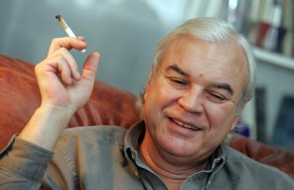 Молчанов Владимир Кириллович . автор и ведущий телепрограммы До и после полуночи в конце 1980-х . начале 1990-х годов на советском телевидении.