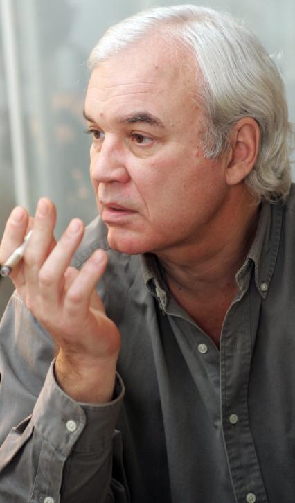 Молчанов Владимир Кириллович . автор и ведущий телепрограммы До и после полуночи в конце 1980-х . начале 1990-х годов на советском телевидении.