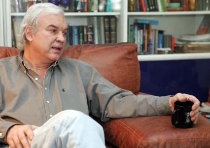 Молчанов Владимир Кириллович . автор и ведущий телепрограммы До и после полуночи в конце 1980-х . начале 1990-х годов на советском телевидении.