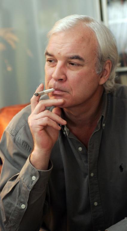 Молчанов Владимир Кириллович . автор и ведущий телепрограммы До и после полуночи в конце 1980-х . начале 1990-х годов на советском телевидении.