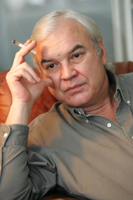 Молчанов Владимир Кириллович . автор и ведущий телепрограммы До и после полуночи в конце 1980-х . начале 1990-х годов на советском телевидении.