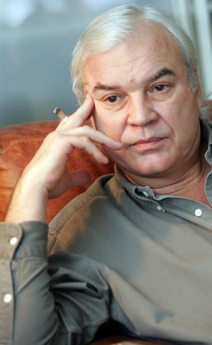 Молчанов Владимир Кириллович . автор и ведущий телепрограммы До и после полуночи в конце 1980-х . начале 1990-х годов на советском телевидении.