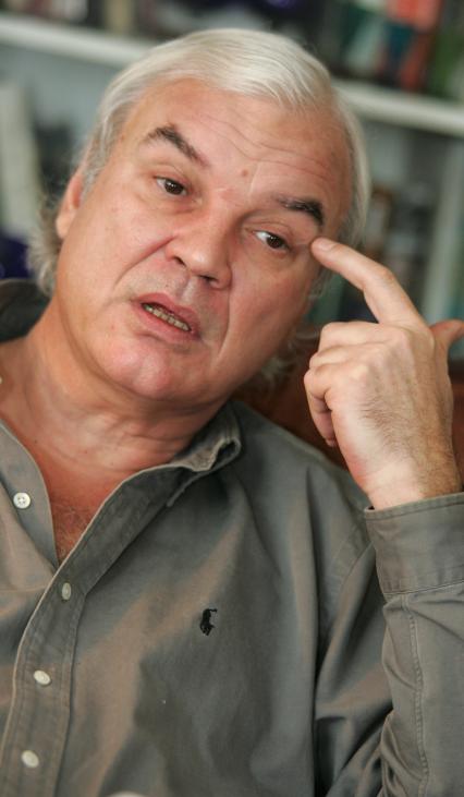 Молчанов Владимир Кириллович . автор и ведущий телепрограммы До и после полуночи в конце 1980-х . начале 1990-х годов на советском телевидении.