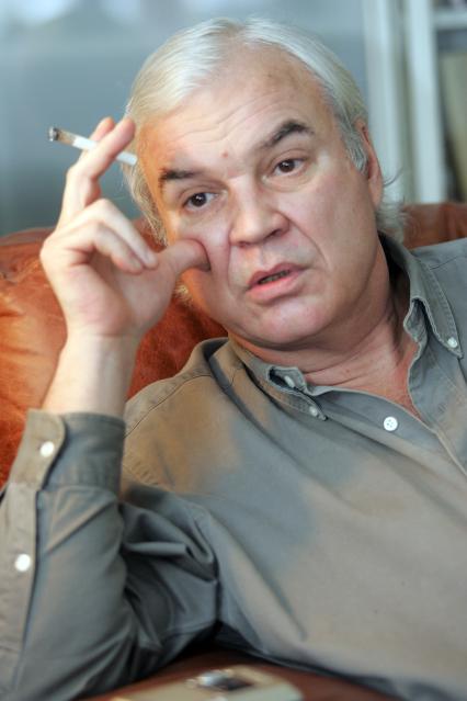 Молчанов Владимир Кириллович . автор и ведущий телепрограммы До и после полуночи в конце 1980-х . начале 1990-х годов на советском телевидении.