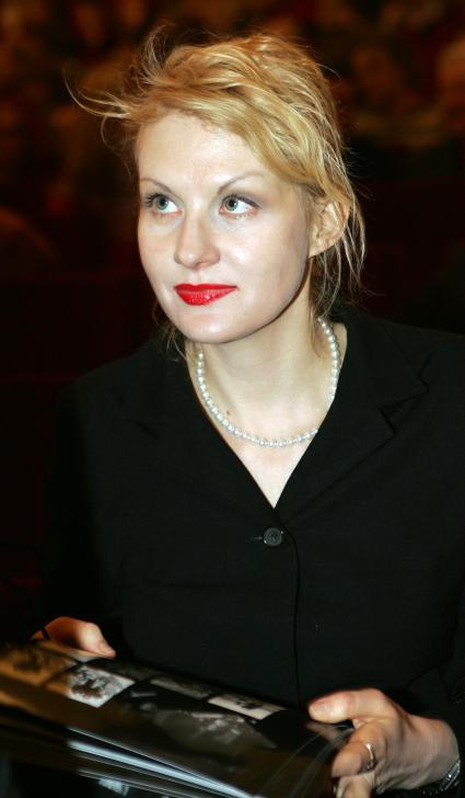 Литвинова, Рената Муратовна (12 января 1967, Москва) . российская актриса, режиссёр, сценарист и телеведущая. Заслуженная артистка РФ (2003), лауреат Государственной премии России (2001).