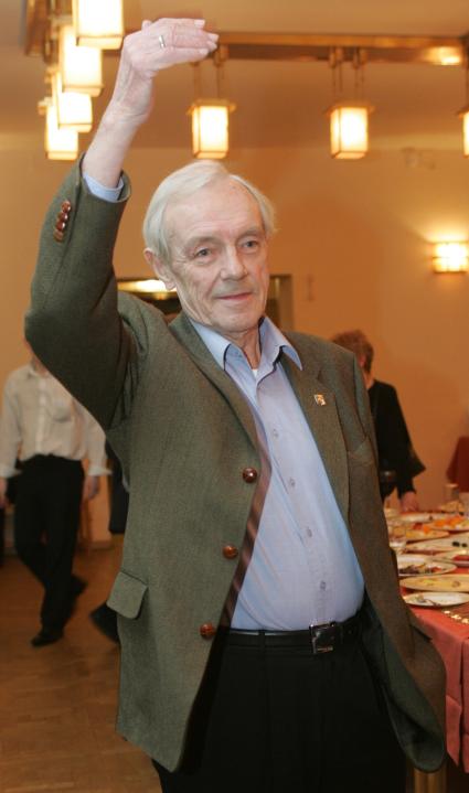 Лавров, Кирилл Юрьевич (15 сентября 1925, Ленинград . 27 апреля 2007, Санкт-Петербург) . выдающийся советский и российский актёр театра и кино, лауреат Государственных премий РСФСР и СССР, Народный артист РСФСР (1970), Народный артист СССР (1972).