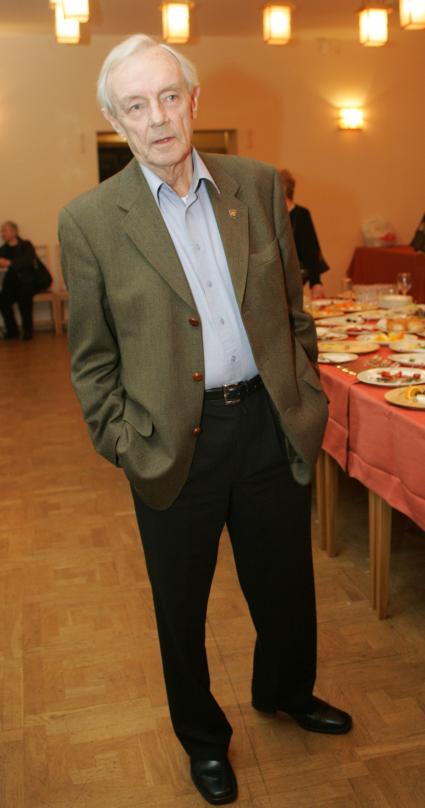 Лавров, Кирилл Юрьевич (15 сентября 1925, Ленинград . 27 апреля 2007, Санкт-Петербург) . выдающийся советский и российский актёр театра и кино, лауреат Государственных премий РСФСР и СССР, Народный артист РСФСР (1970), Народный артист СССР (1972).