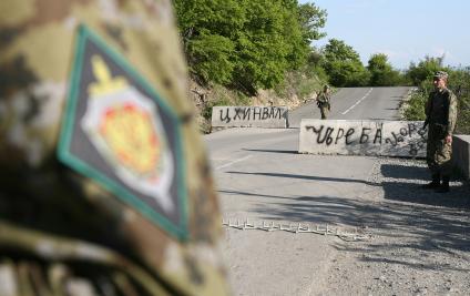 Погранцы на границе между Южной Осетией и Грузией