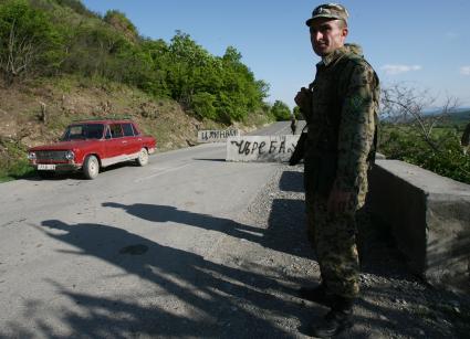 Погранцы на границе между Южной Осетией и Грузией