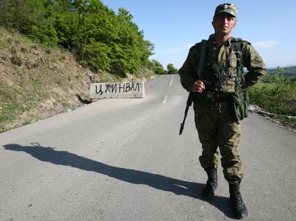 Погранцы на границе между Южной Осетией и Грузией