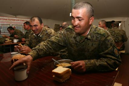 Погранцы на обеде в столовой