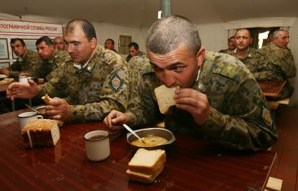 Погранцы на обеде в столовой