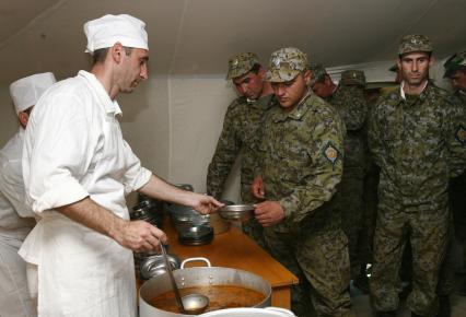 Погранцы на обеде в столовой