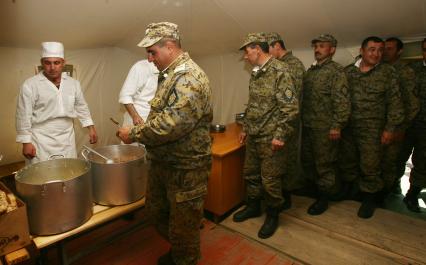 Погранцы на обеде в столовой