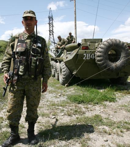 Погранцы на бтр на заставе в Осетии