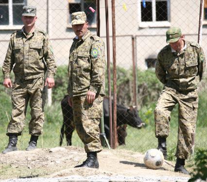 Пограничники во время отдыха на заставе в Осетии