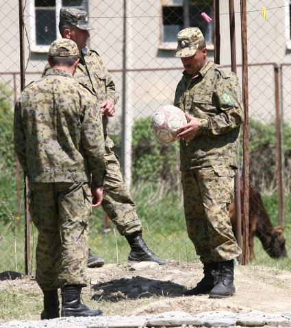 Пограничники во время отдыха на заставе в Осетии