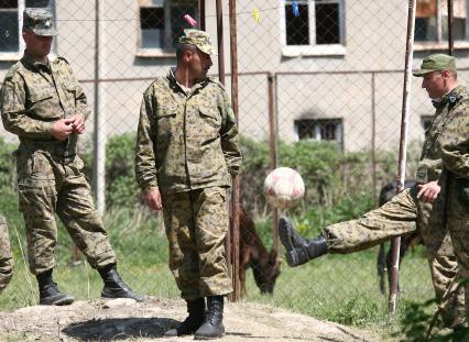 Пограничники во время отдыха на заставе в Осетии