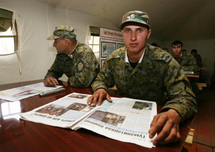 Пограничники во время отдыха на заставе в Осетии