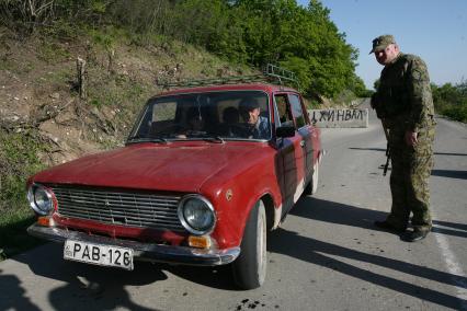 Пограничники проверяют документы и машину на Осетинско-Грузинской границе