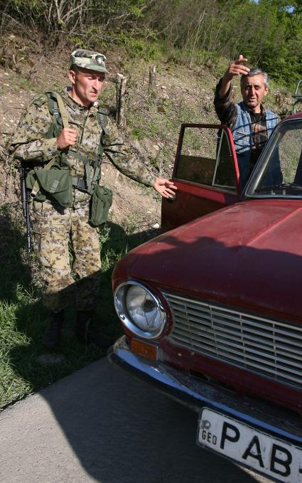 Пограничники проверяют документы и машину на Осетинско-Грузинской границе