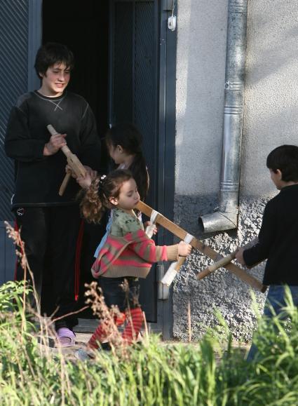 Дети играют в войну в Цхинвали