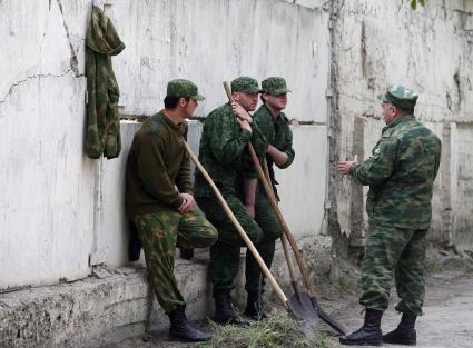 Пограничники на уборке территории