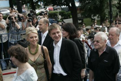Актер Артем Михалков с женой Дашей
