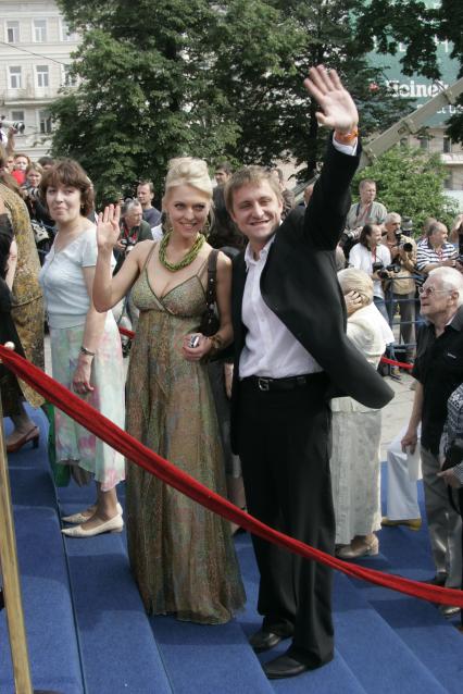 Актер Артем Михалков с женой Дашей