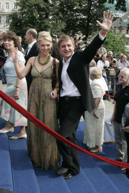 Актер Артем Михалков с женой Дашей