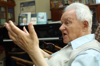 Хренников Тихон Николаевич (28 мая (10 июня) 1913, Елец -  14 августа 2007, Москва) -  советский композитор, народный артист СССР (1963), Герой Социалистического Труда (1973),[1] глава Союза композиторов СССР (1948.1991).
