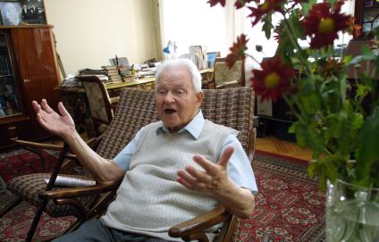 Хренников Тихон Николаевич (28 мая (10 июня) 1913, Елец -  14 августа 2007, Москва) -  советский композитор, народный артист СССР (1963), Герой Социалистического Труда (1973),[1] глава Союза композиторов СССР (1948.1991).