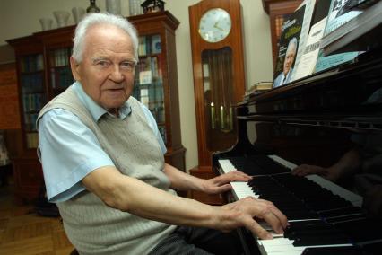 Хренников Тихон Николаевич (28 мая (10 июня) 1913, Елец -  14 августа 2007, Москва) -  советский композитор, народный артист СССР (1963), Герой Социалистического Труда (1973),[1] глава Союза композиторов СССР (1948.1991).