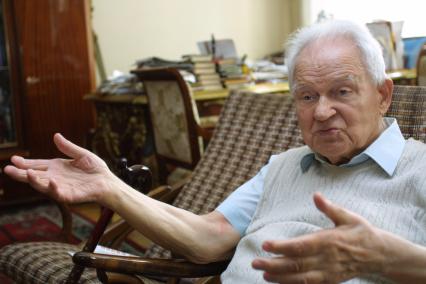 Хренников Тихон Николаевич (28 мая (10 июня) 1913, Елец -  14 августа 2007, Москва) -  советский композитор, народный артист СССР (1963), Герой Социалистического Труда (1973),[1] глава Союза композиторов СССР (1948.1991).
